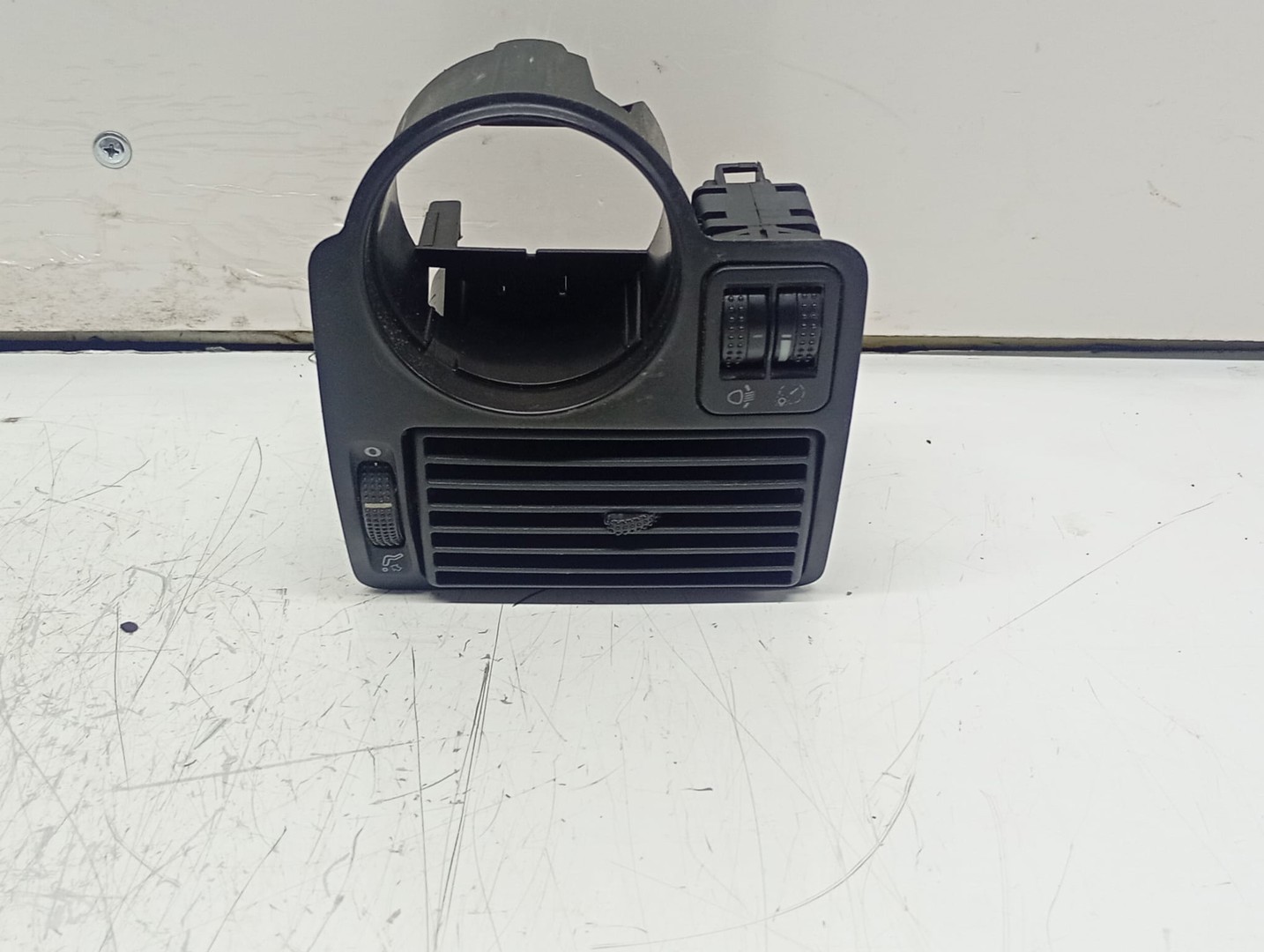 Grila ventilatie bord 1j1819729 Volkswagen Golf 4 (1997 - 2006)