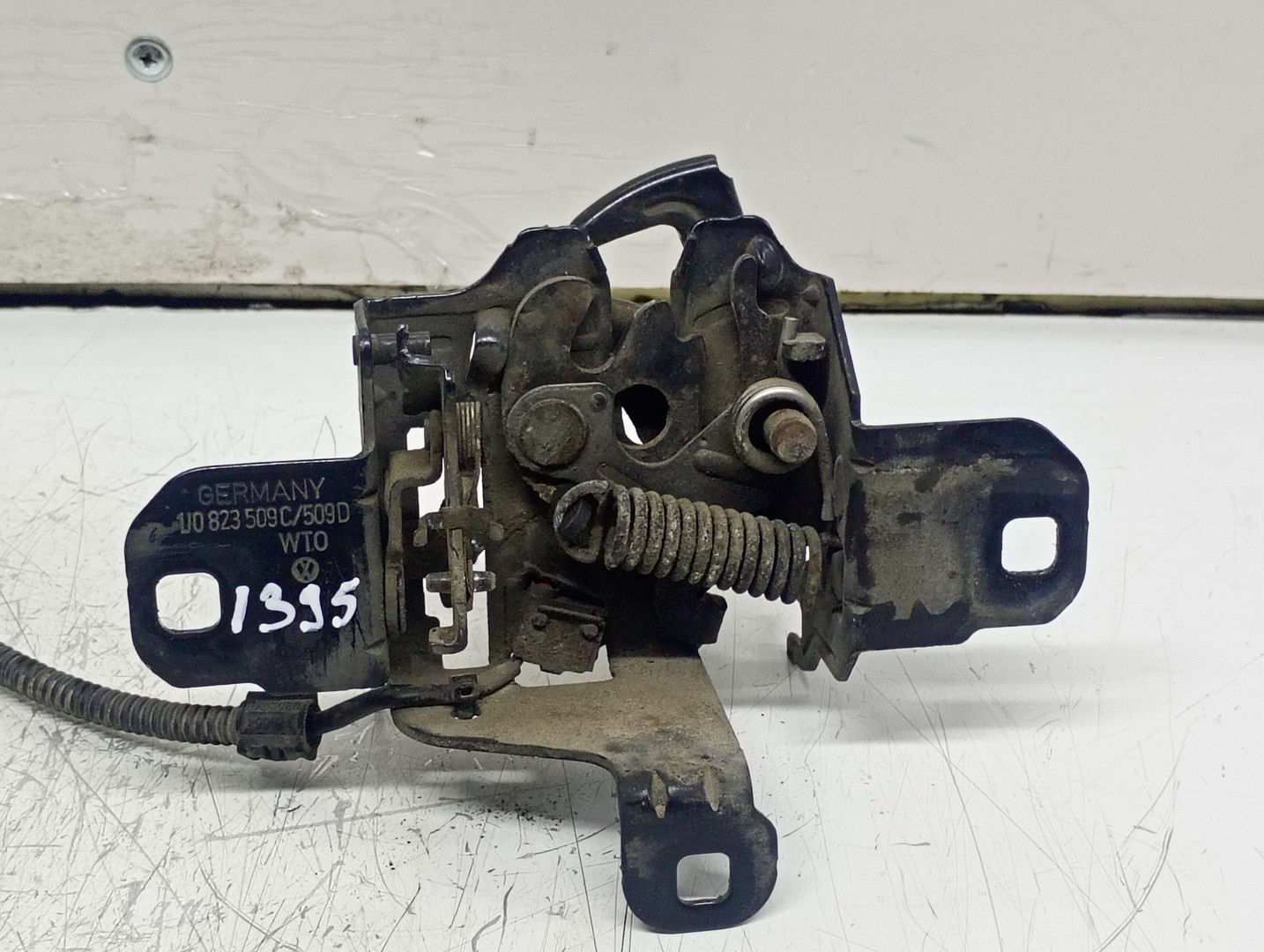 Broasca capota 1J0823509C Volkswagen Golf 4 (1997 - 2006)