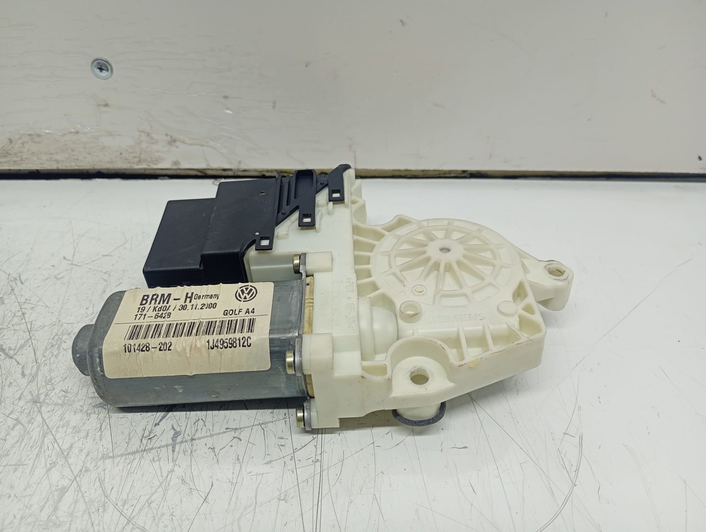 Motoras geam dreapta spate Volkswagen Golf 4 (1997 - 2006)