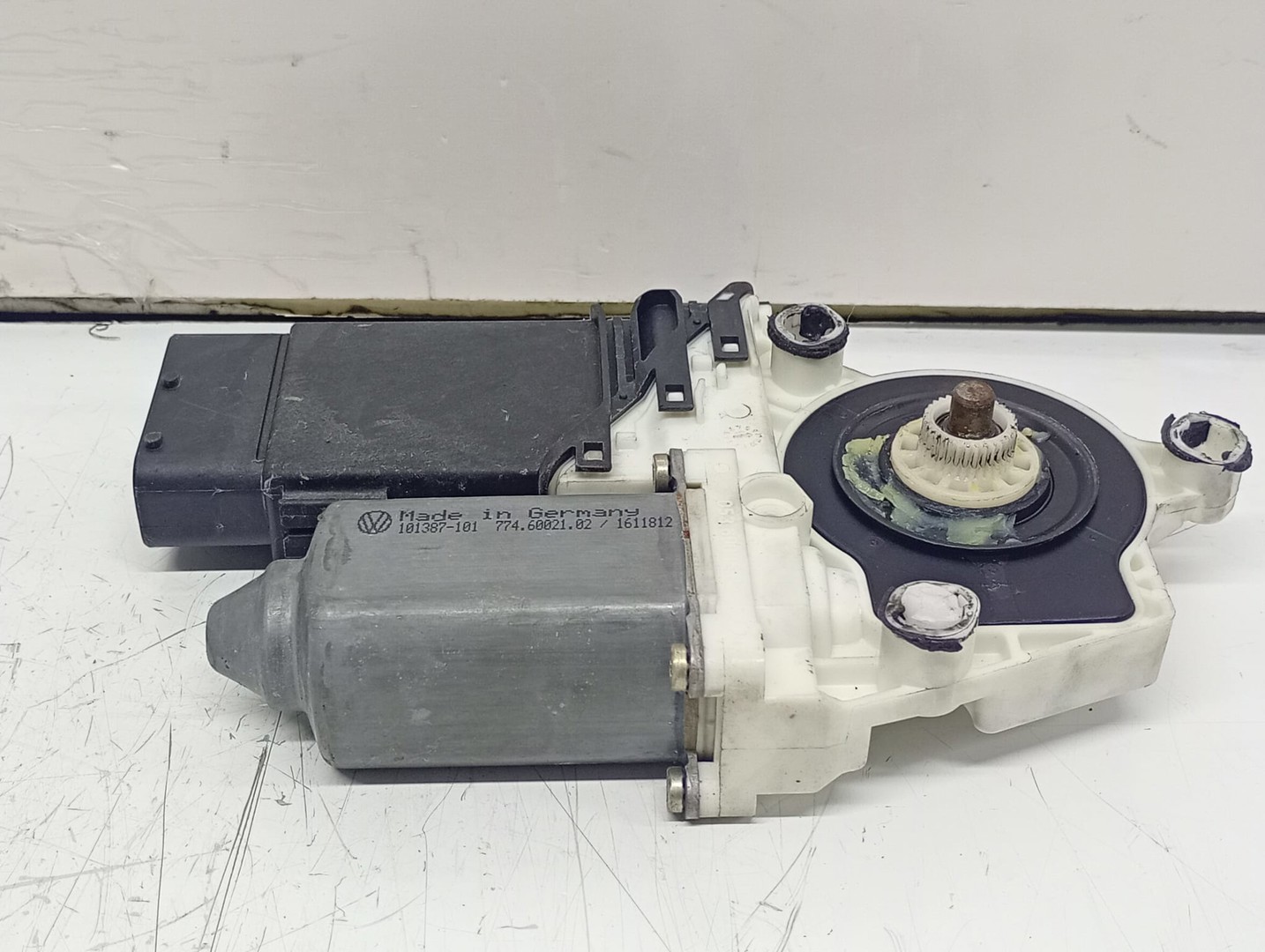 Motoras geam stanga fata 1J1959801C Volkswagen Golf 4 (1997 - 2006)