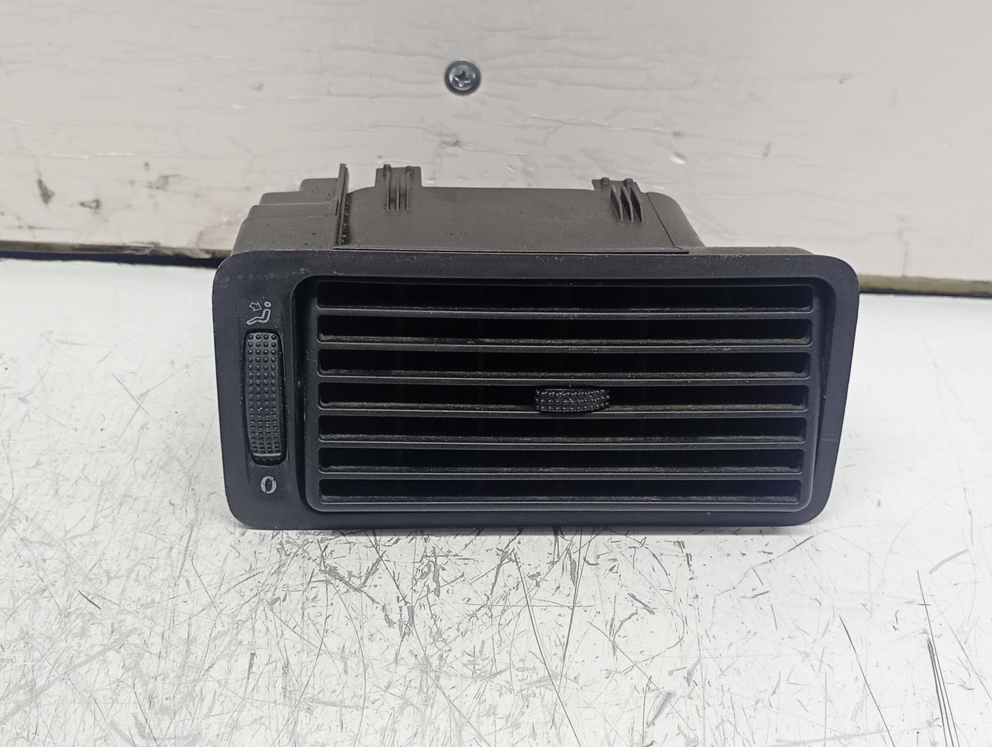 Grila ventilatie bord 1j1819730 Volkswagen Golf 4 (1997 - 2006)