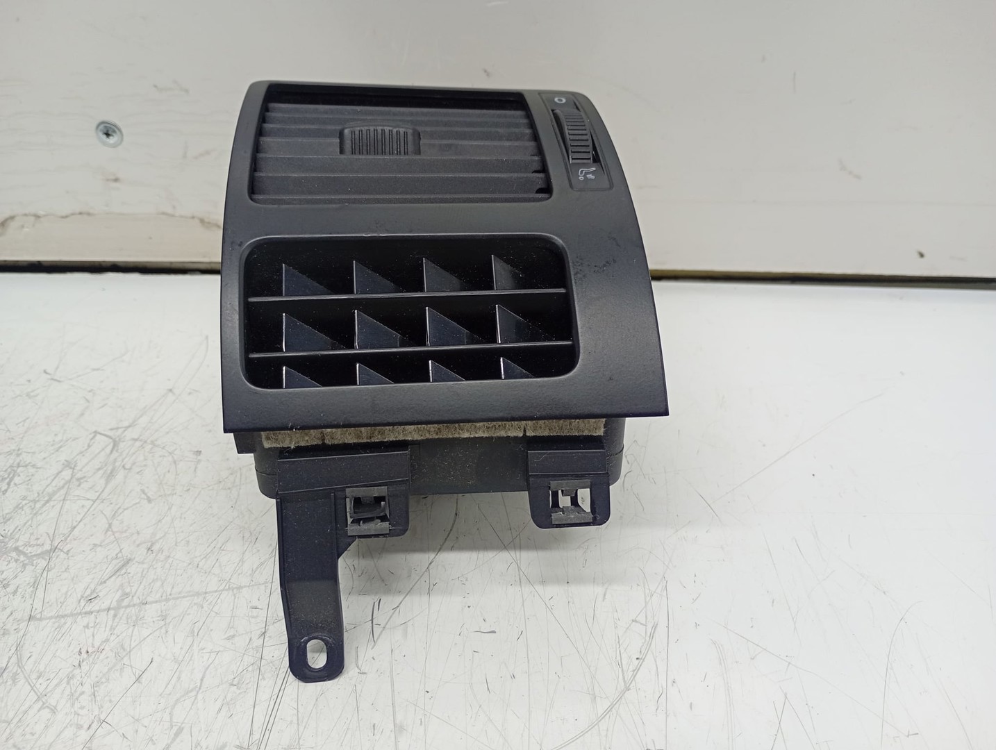 Grila ventilatie bord 1T0819704B Volkswagen Touran 1 (facelift) (2006 - 2010)