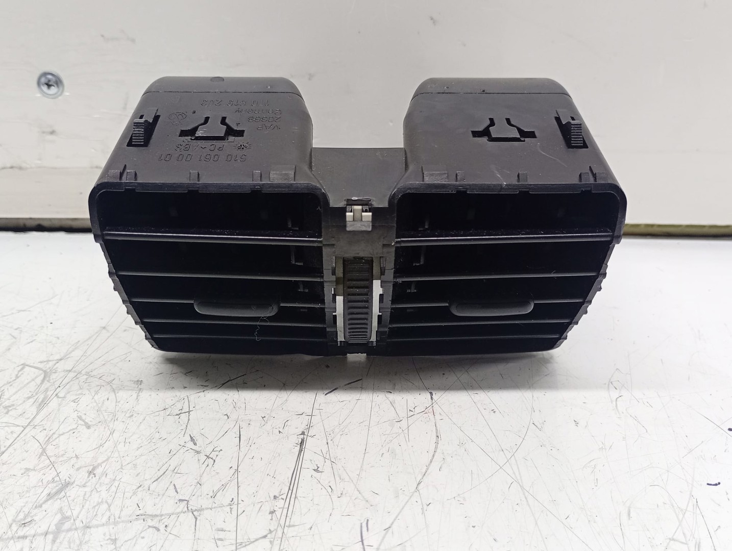 Grila ventilatie bord 1T0819203B Volkswagen Touran 1 (facelift) (2006 - 2010)