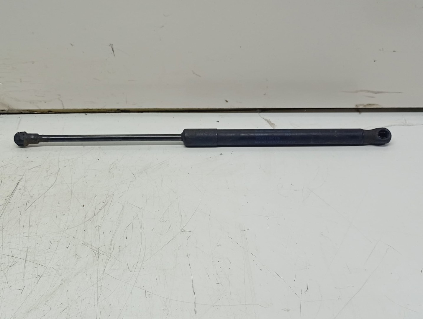 Amortizor capota 1T0823359c Volkswagen Touran 1 (facelift) (2006 - 2010)
