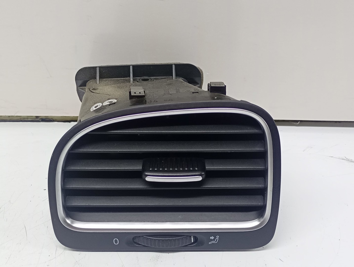Grila ventilatie bord 5K0819703K Volkswagen Golf 6 (2008 - 2015)