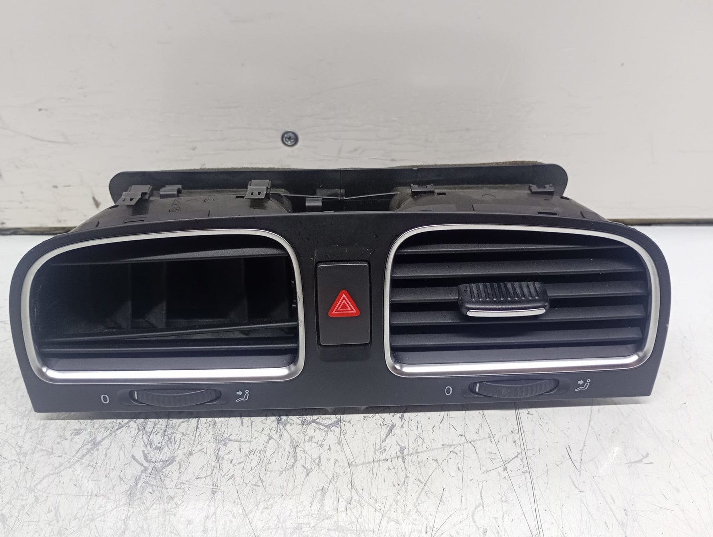 Grila ventilatie bord 5K0815735D Volkswagen Golf 6 (2008 - 2015)