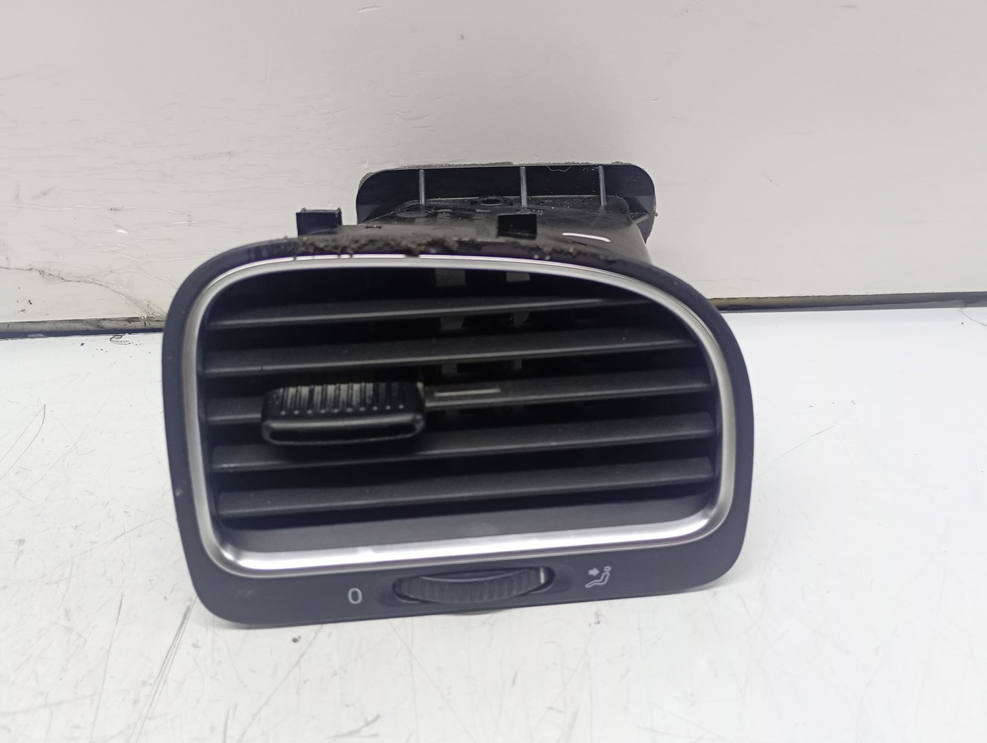 Grila ventilatie bord 5K0819704K Volkswagen Golf 6 (2008 - 2015)