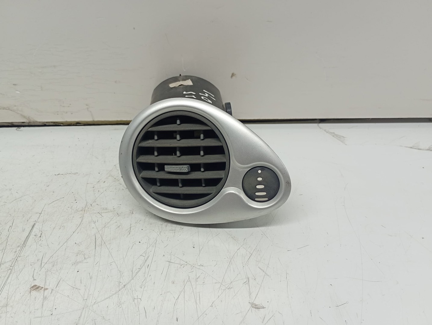 Grila ventilatie bord 220407AN2 Renault Clio 3 (2005 - 2009)