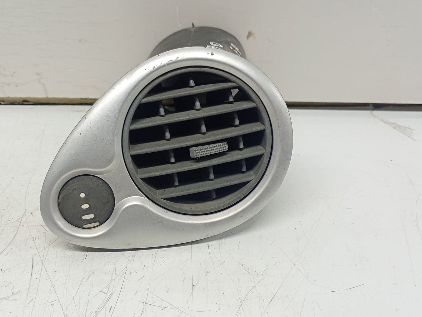 Grila ventilatie bord 220410AN2 Renault Clio 3 (2005 - 2009)