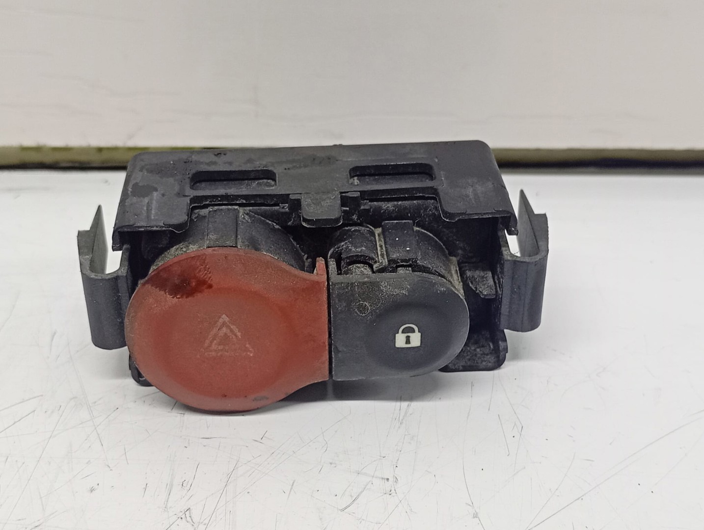 Buton avarii 8200214896A Renault Clio 3 (2005 - 2009)