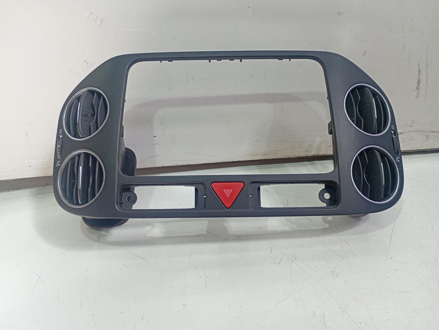 Grila ventilatie bord 5m0819062 Volkswagen Golf Plus 1 (2004 - 2009)