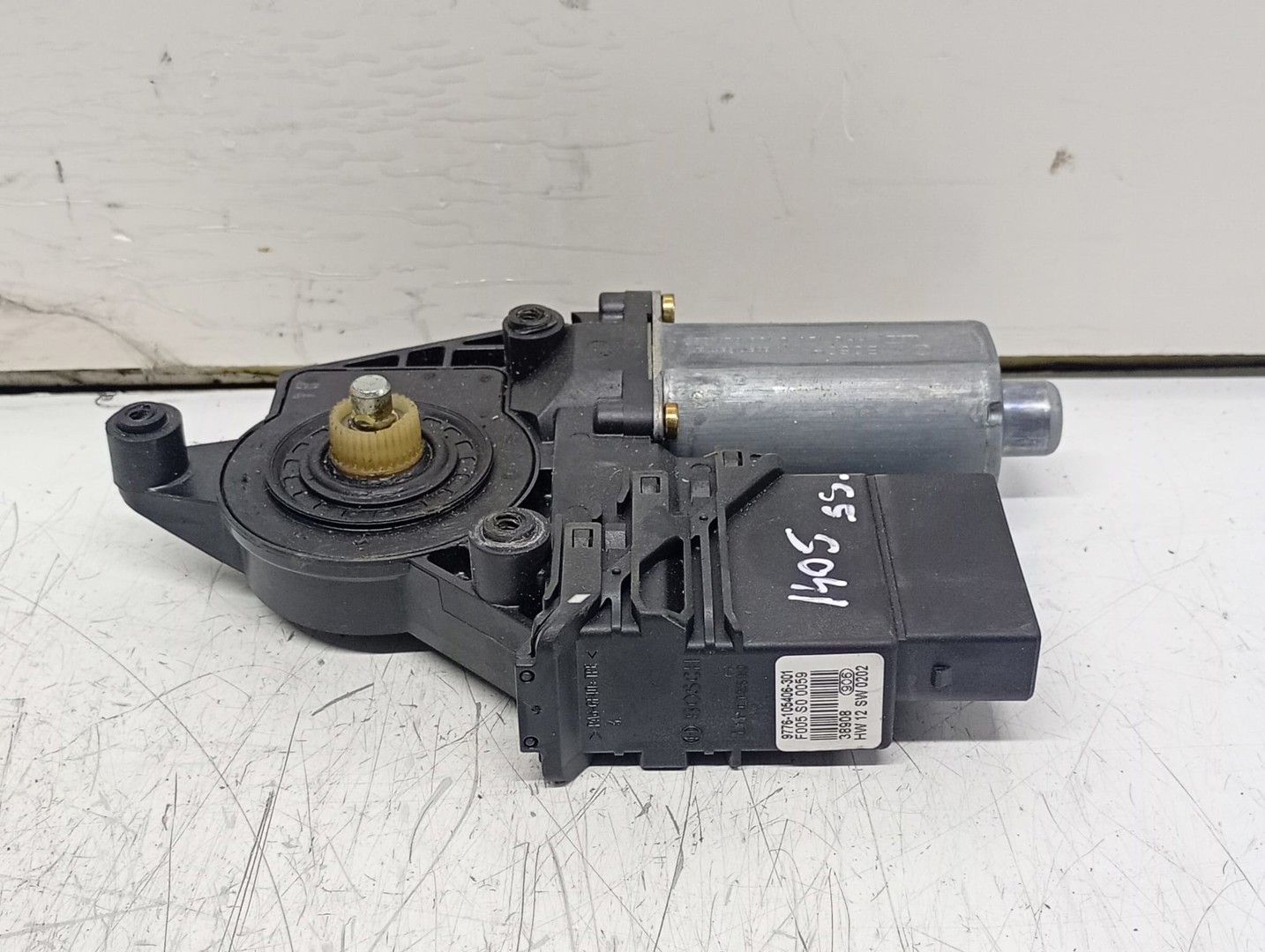 Motoras geam stanga spate 9776-105406-301 Volkswagen Passat B5.5 (facelift) (2000 - 2005)