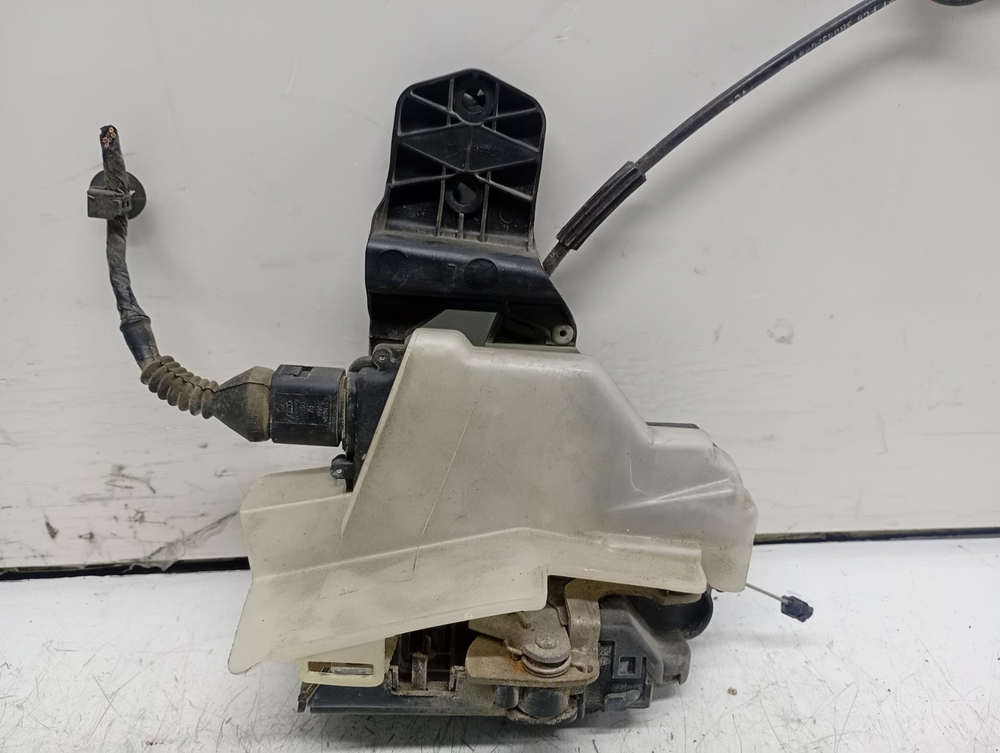 Broasca stanga spate 3b4839015M Volkswagen Passat B5.5 (facelift) (2000 - 2005)