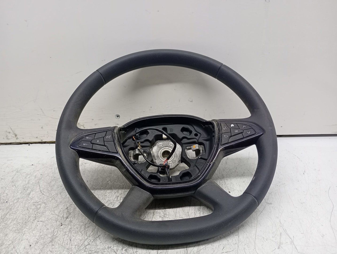 Volan in 4 spite cu comenzi 484007036R Dacia Jogger 1 (2021 - 2022)