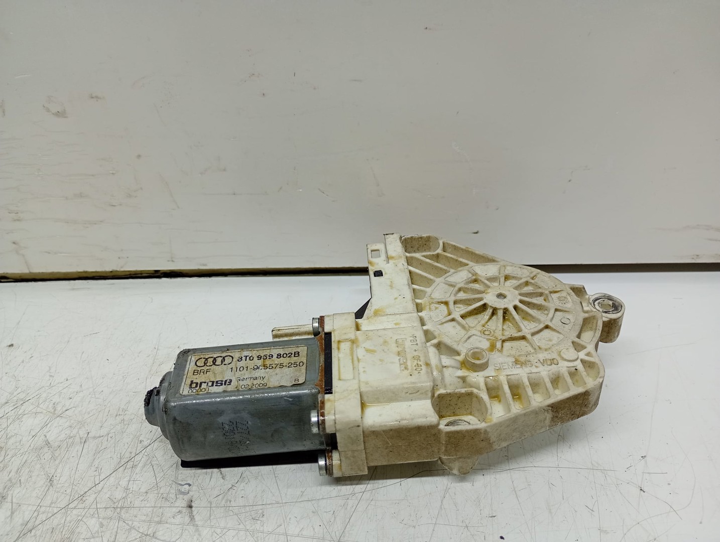 Motoras geam dreapta fata 8T0959802B Audi A4 B8/8K (2007 - 2011)