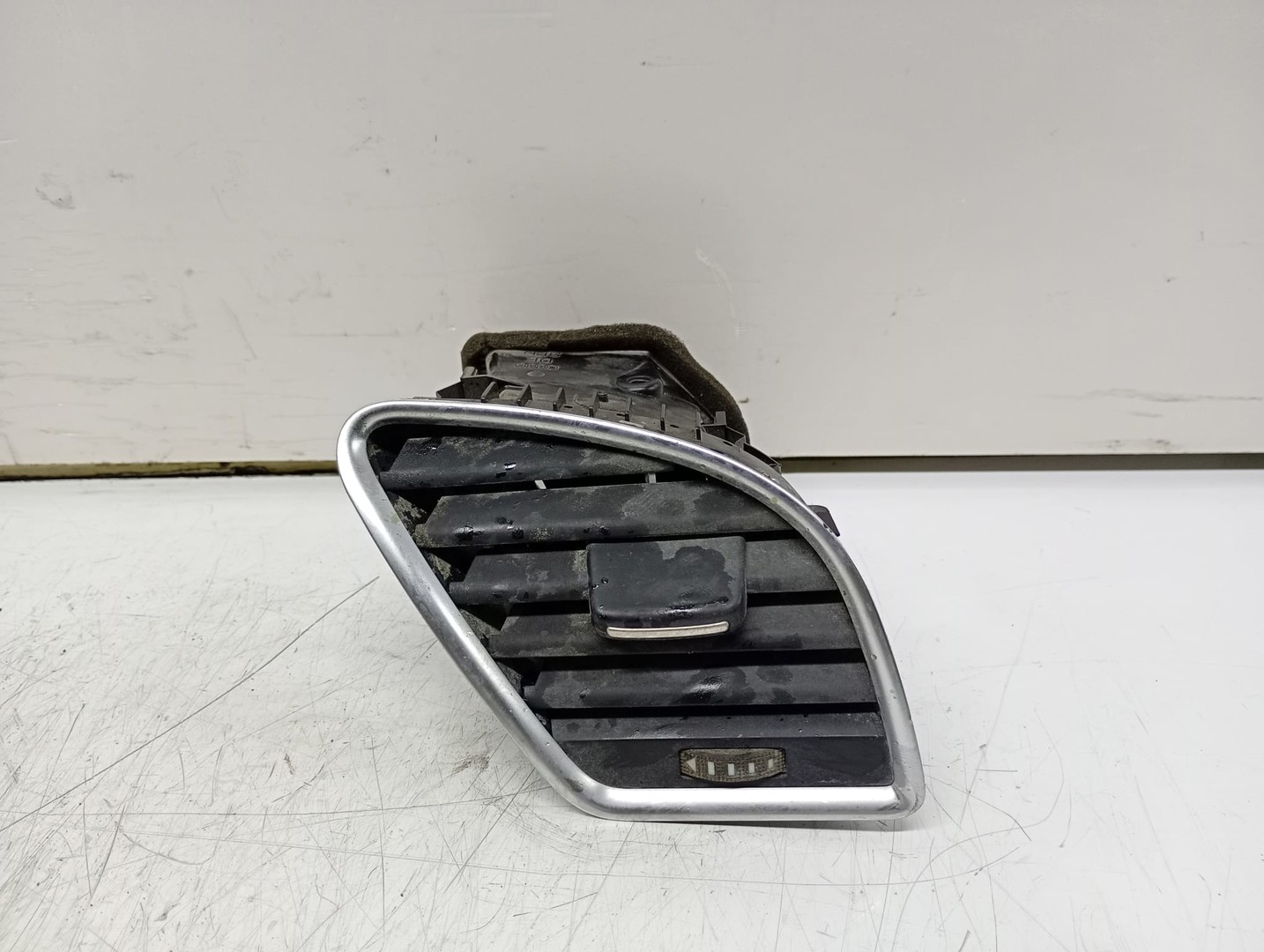 Grila ventilatie 8T1820902C Audi A4 B8/8K (2007 - 2011)