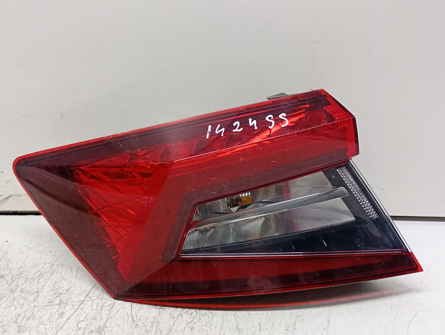 Stop stanga 57A945207 Skoda Karoq 1 (2017 - 2025)