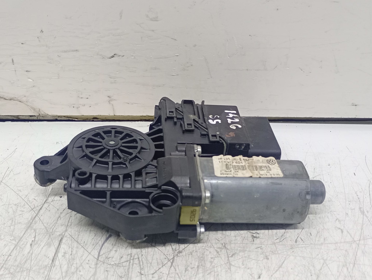 Motoras geam stanga spate 1k0959795E Volkswagen Golf 5 (2003 - 2009)