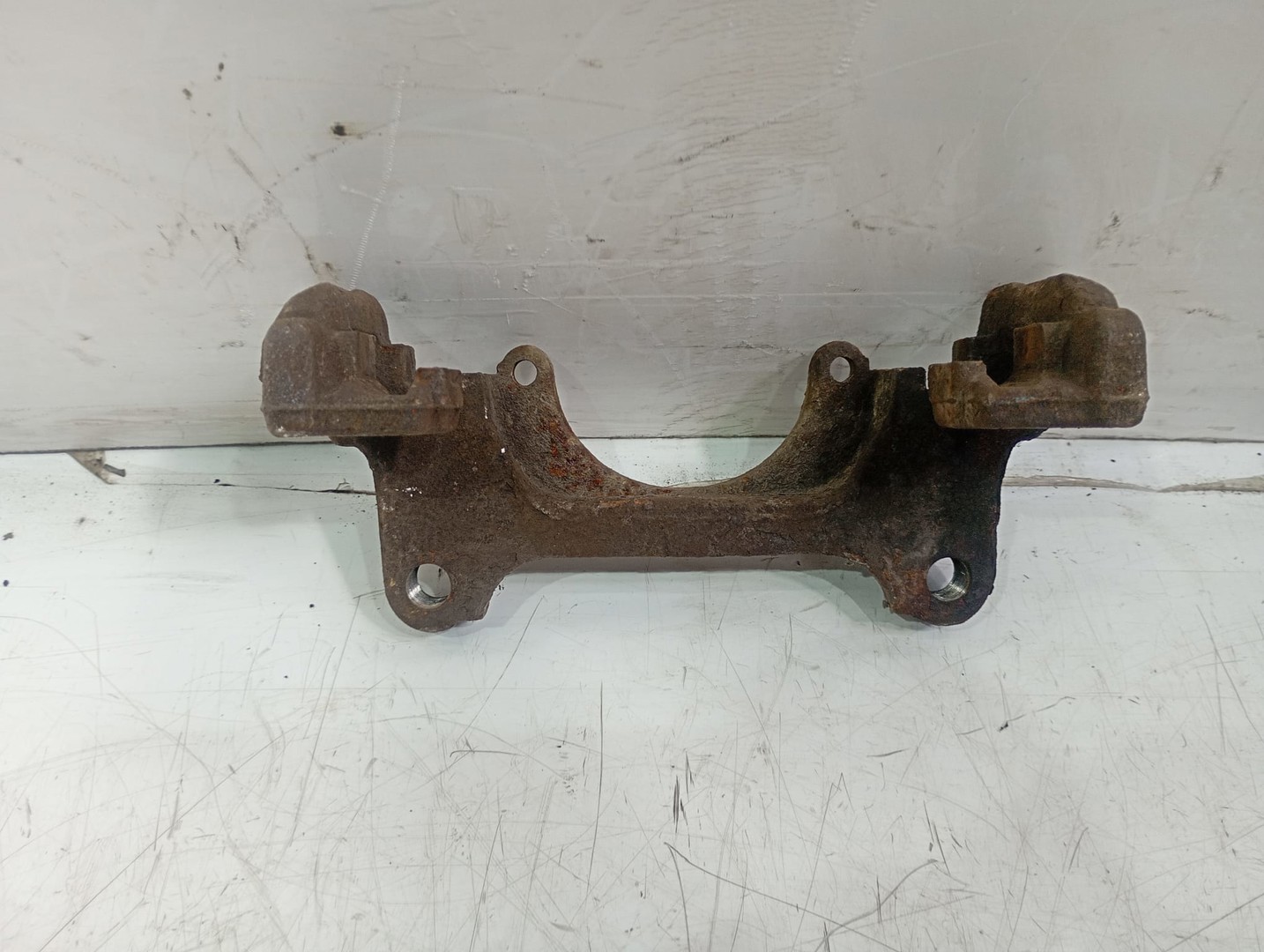 Suport etrier dreapta fata Volkswagen Passat B7 (2010 - 2015)