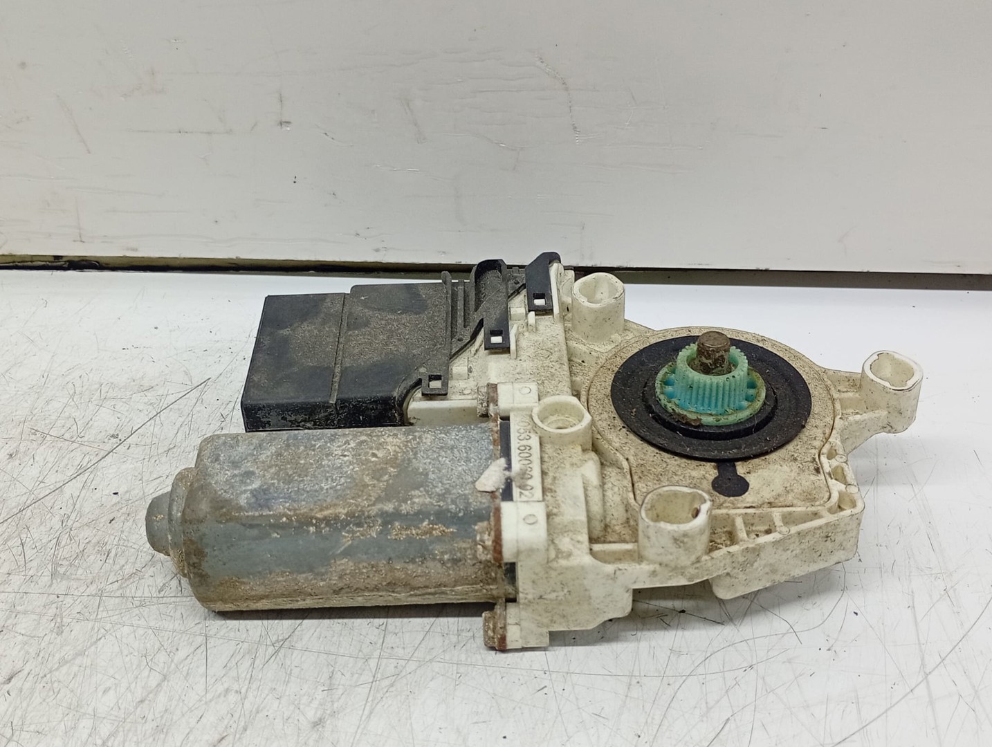 Motoras geam stanga spate Volkswagen Passat B6 (2005 - 2010)