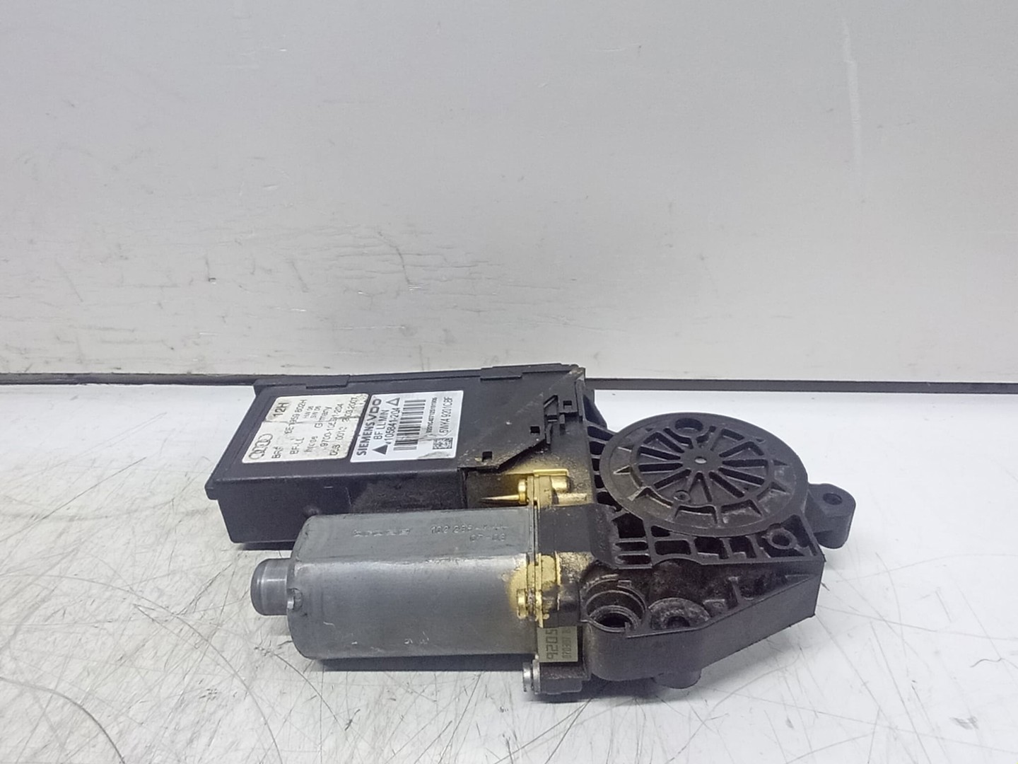 Motoras geam dreapta fata 105841-204 Audi A4 B7 (2004 - 2008)