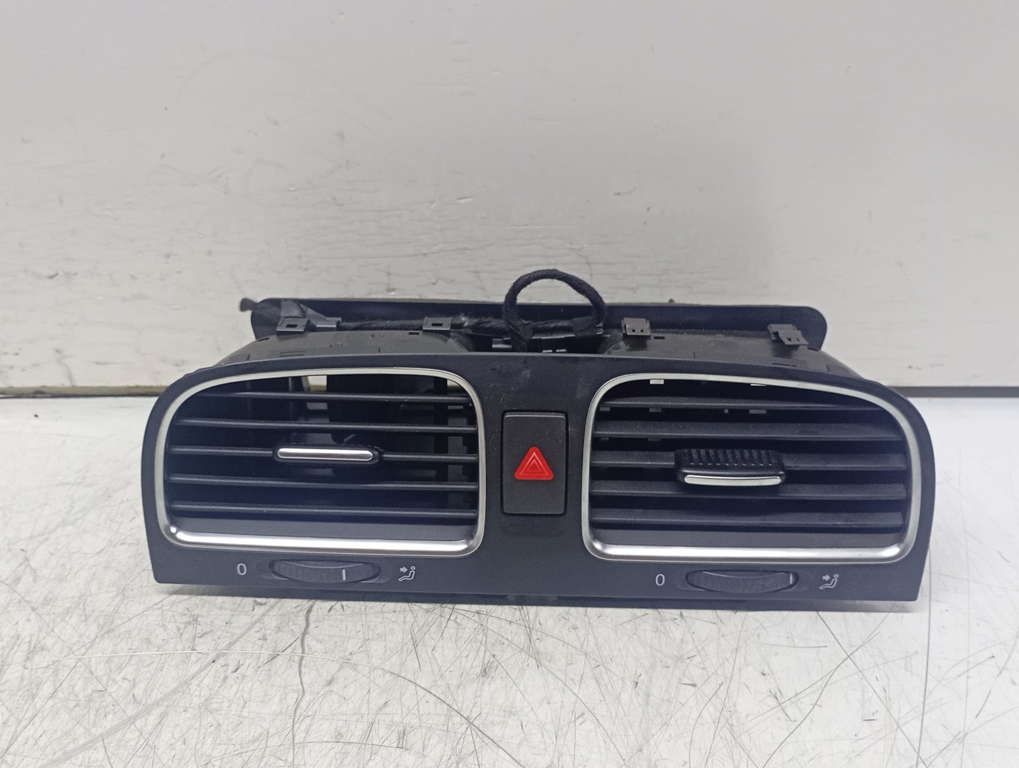 Grila ventilatie 5K0815736 Volkswagen Golf 6 (2008 - 2015)