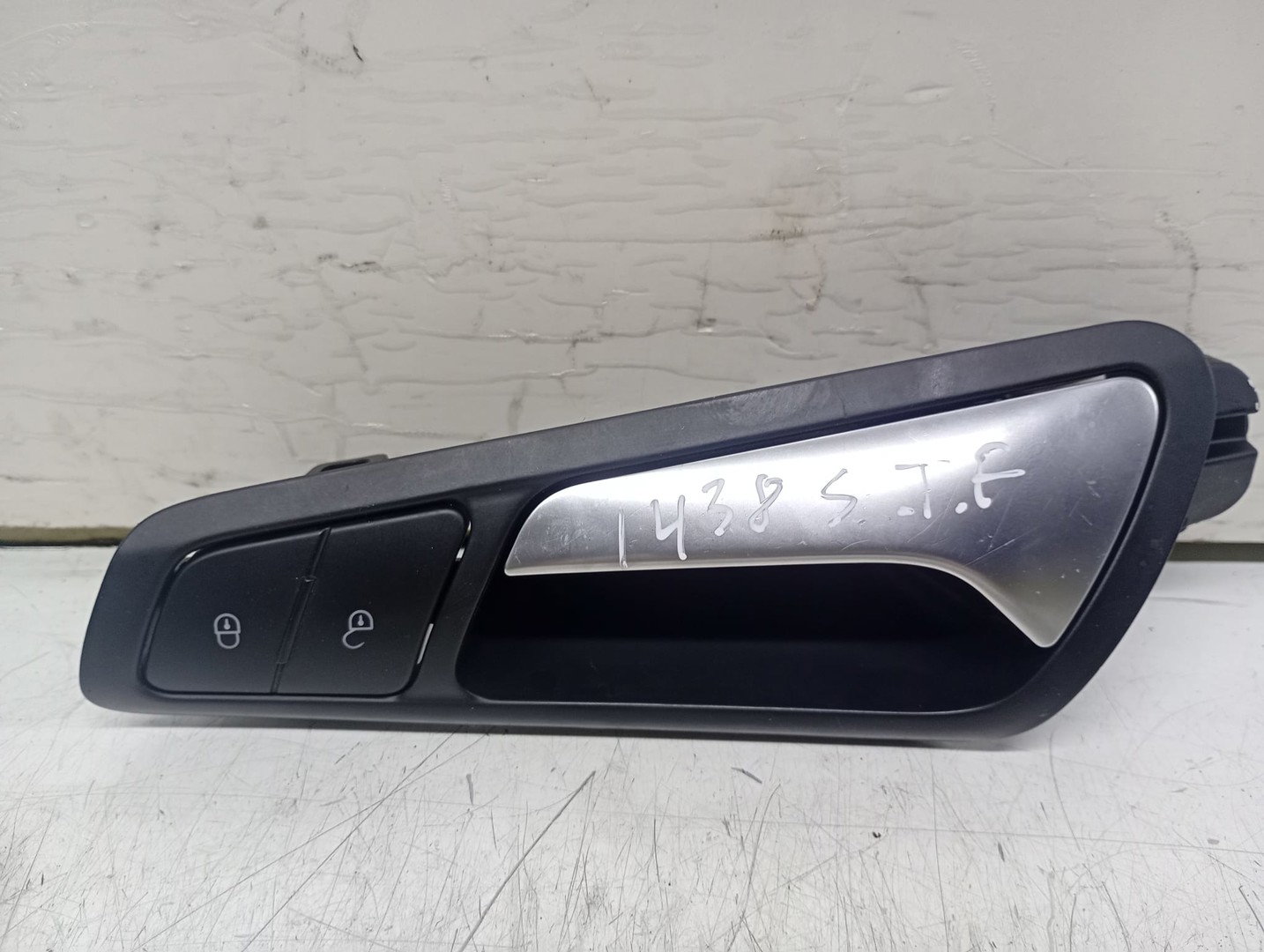 Maner interior stanga fata 3C1837113D Volkswagen Passat B6 (2005 - 2010)