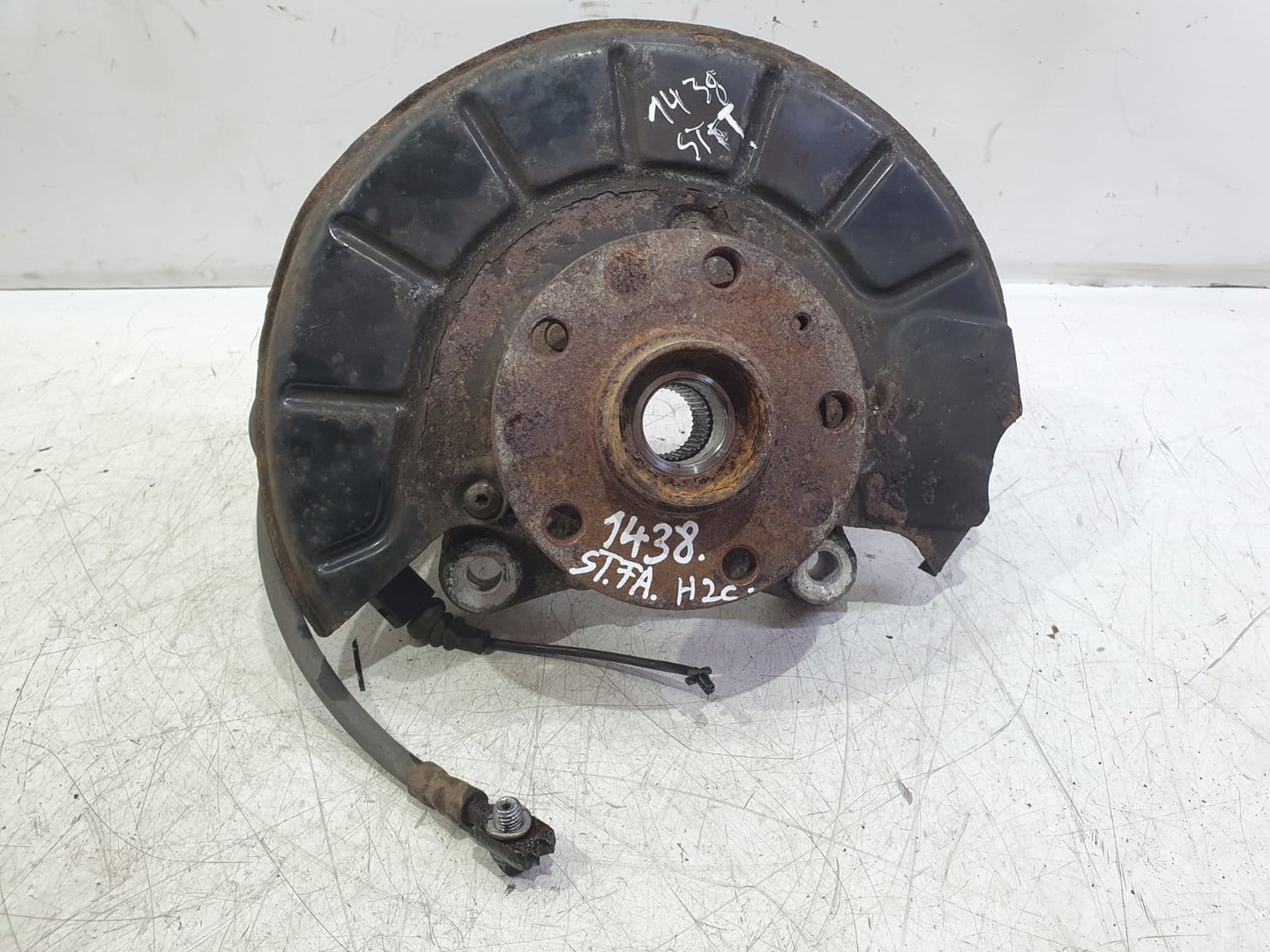 Fuzeta stanga fata Volkswagen Passat B6 (2005 - 2010)