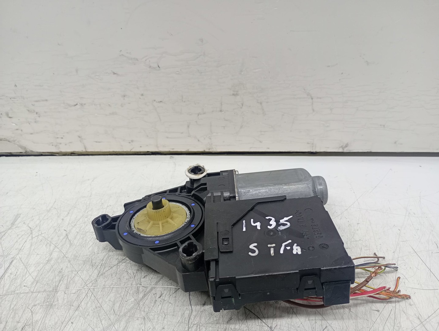Motoras geam stanga fata 1T0959701T Volkswagen Golf 6 (2008 - 2015)
