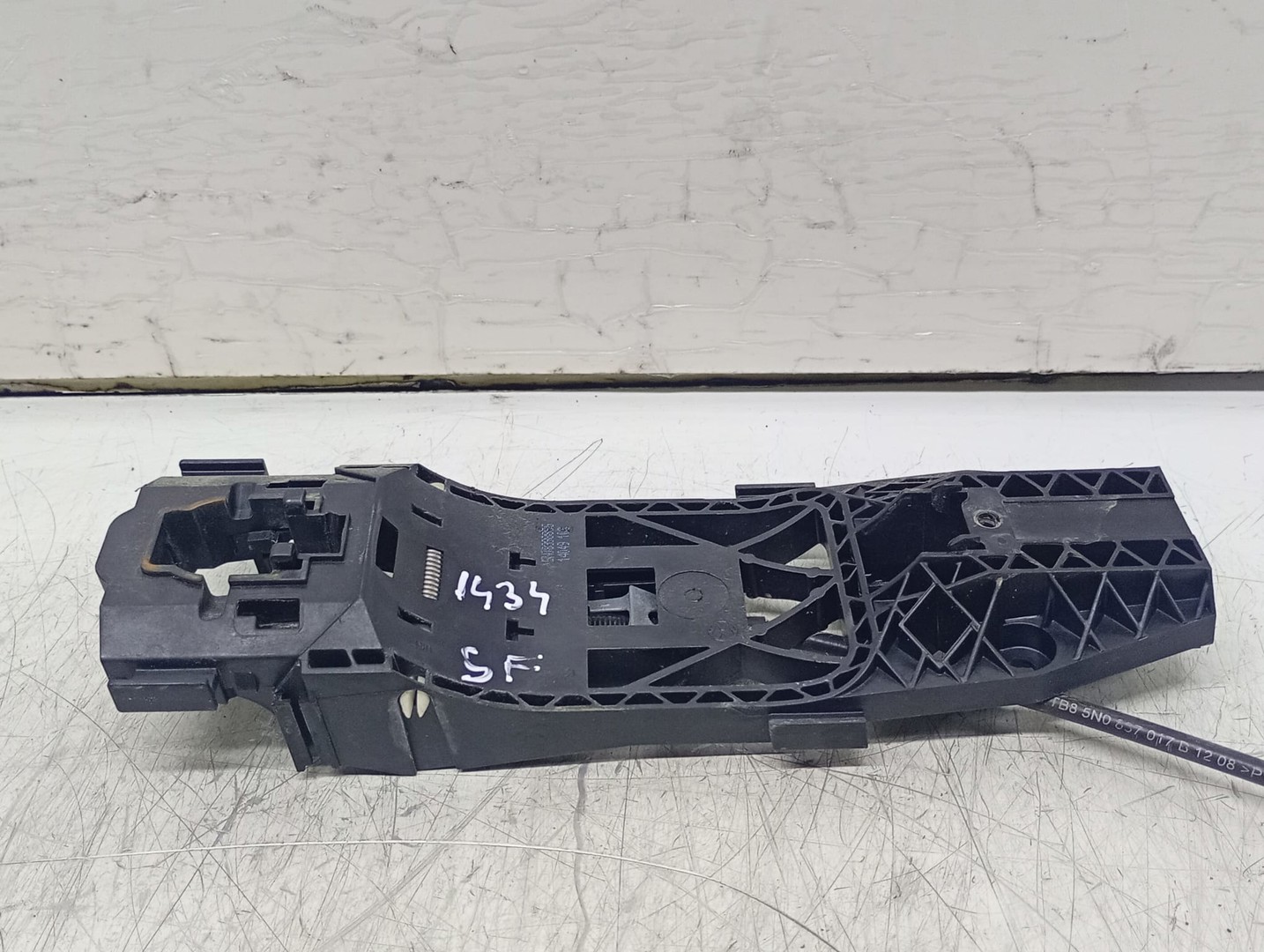 Suport maner exterior 5n0839885G Stanga fata Volkswagen Golf 6 (2008 - 2015)