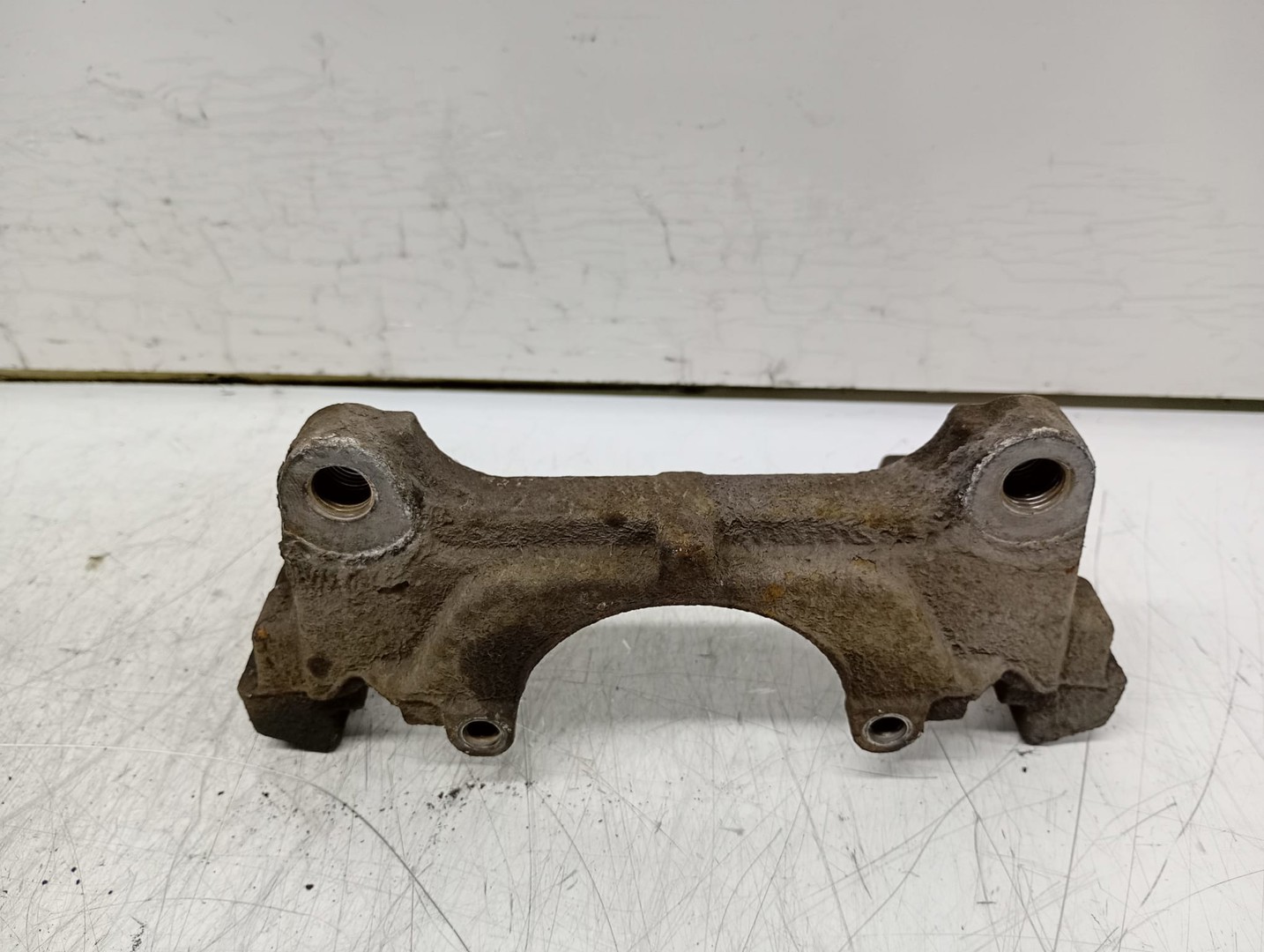 Suport etrier stanga fata Volkswagen Passat B6 (2005 - 2010)
