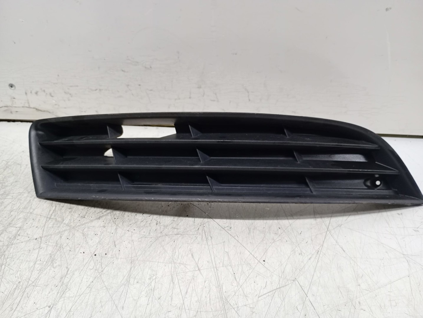 Grila bara fata 3c0853666 Volkswagen Passat B6 (2005 - 2010)