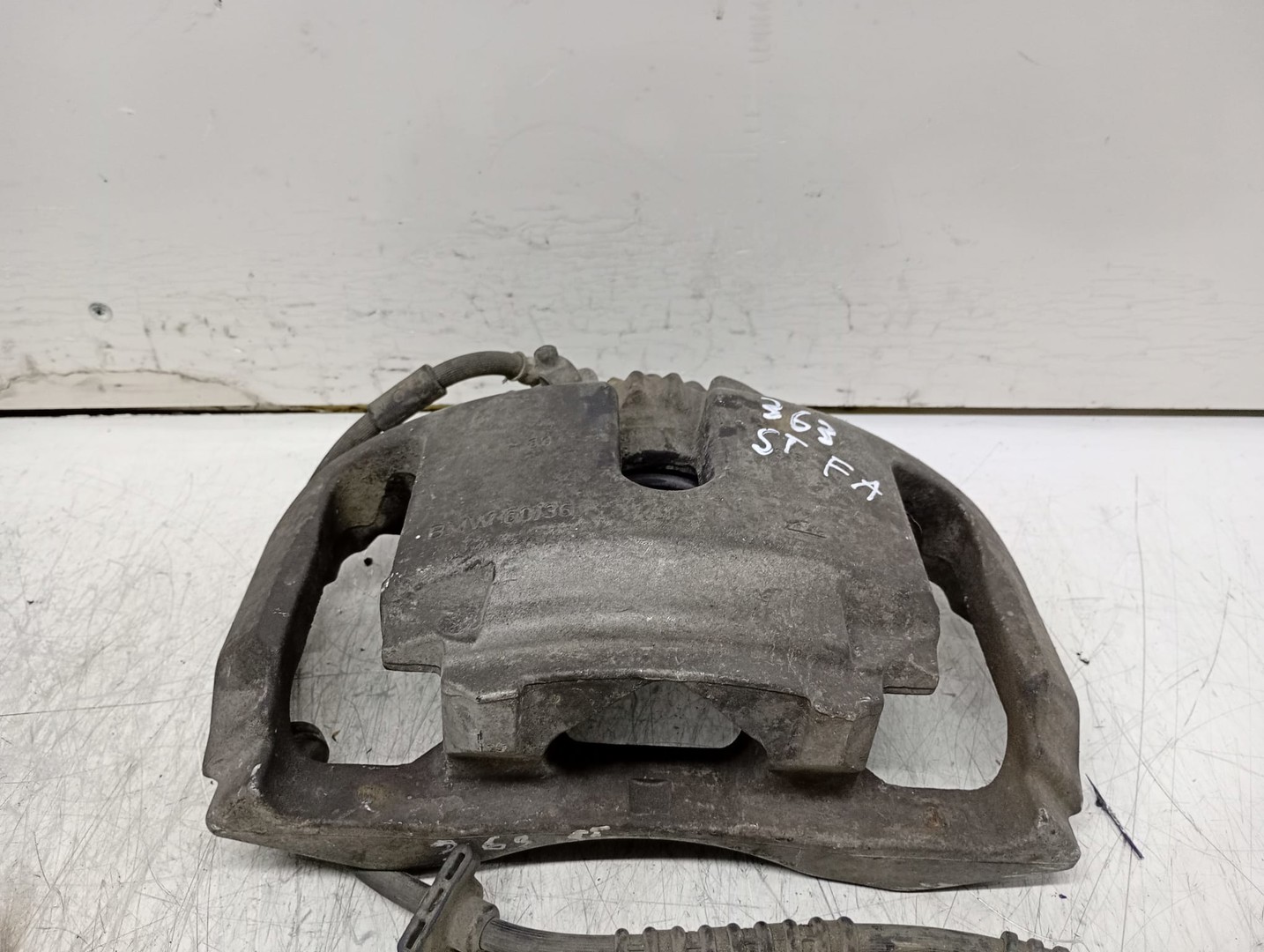 Etrier stanga fata BMW Seria 5 F11 (2009 - 2013)