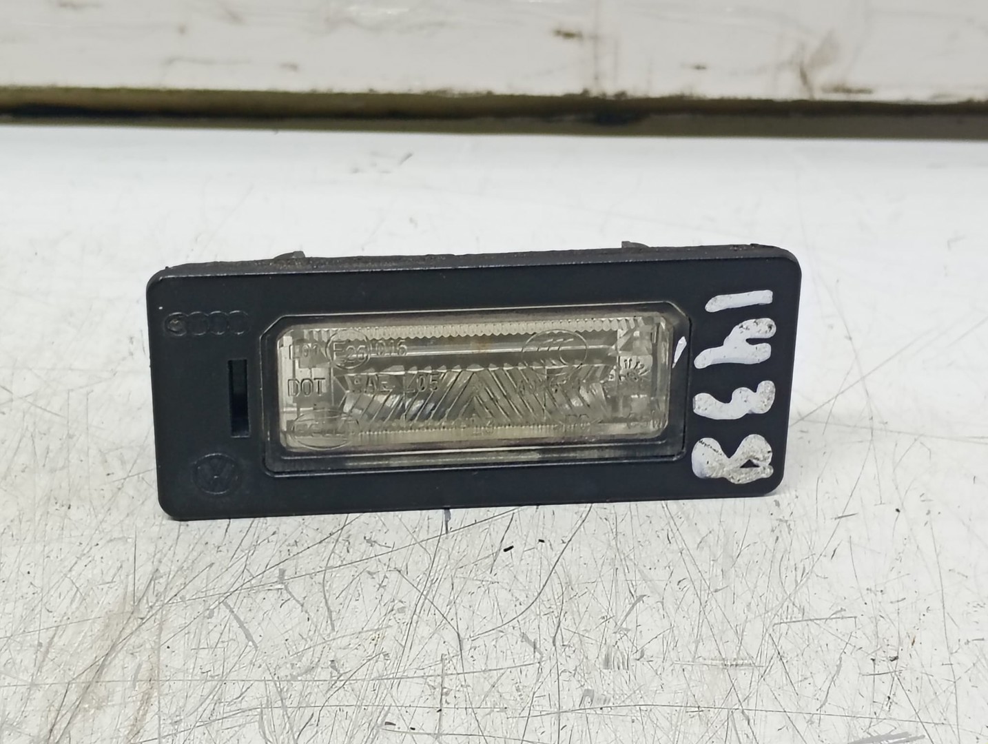 Lampa numar 8T0943021 Volkswagen Passat B6 (2005 - 2010)