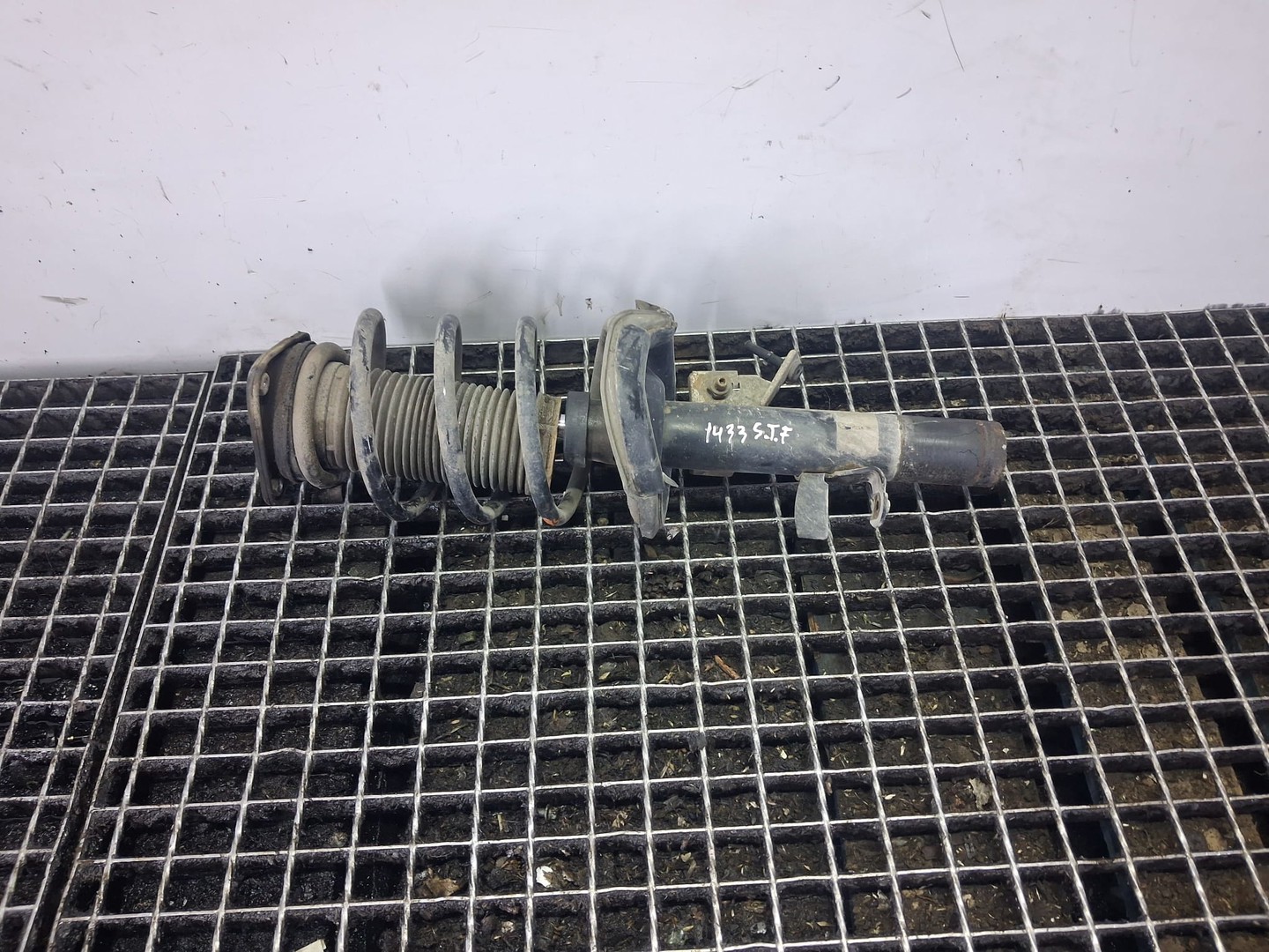 Amortizor cu arc stanga fata Ford Focus 3 (2011 - 2015)