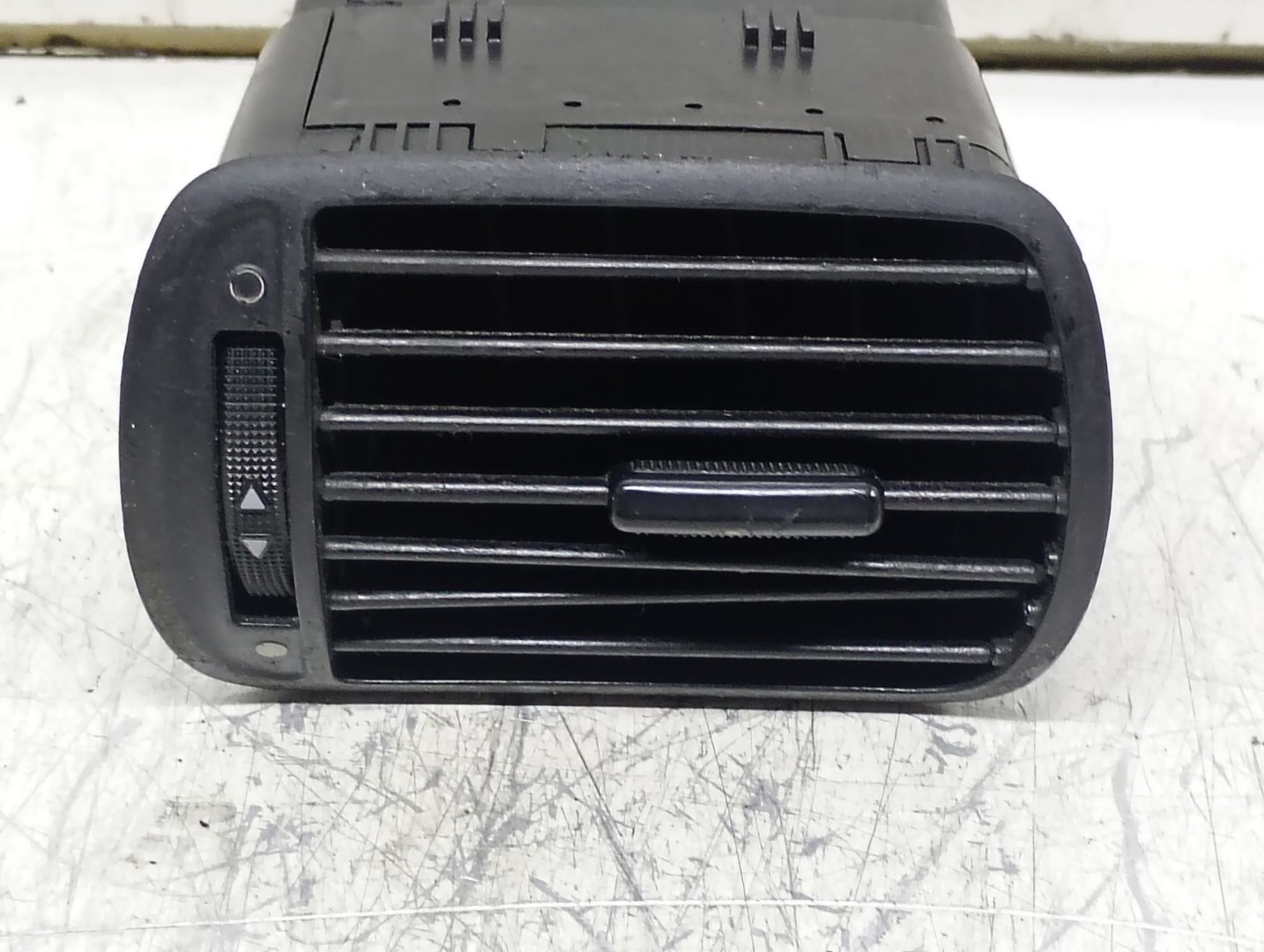 Grila ventilatie bord 8L0820901 Seat Leon 1 (1M) (1999 - 2005)