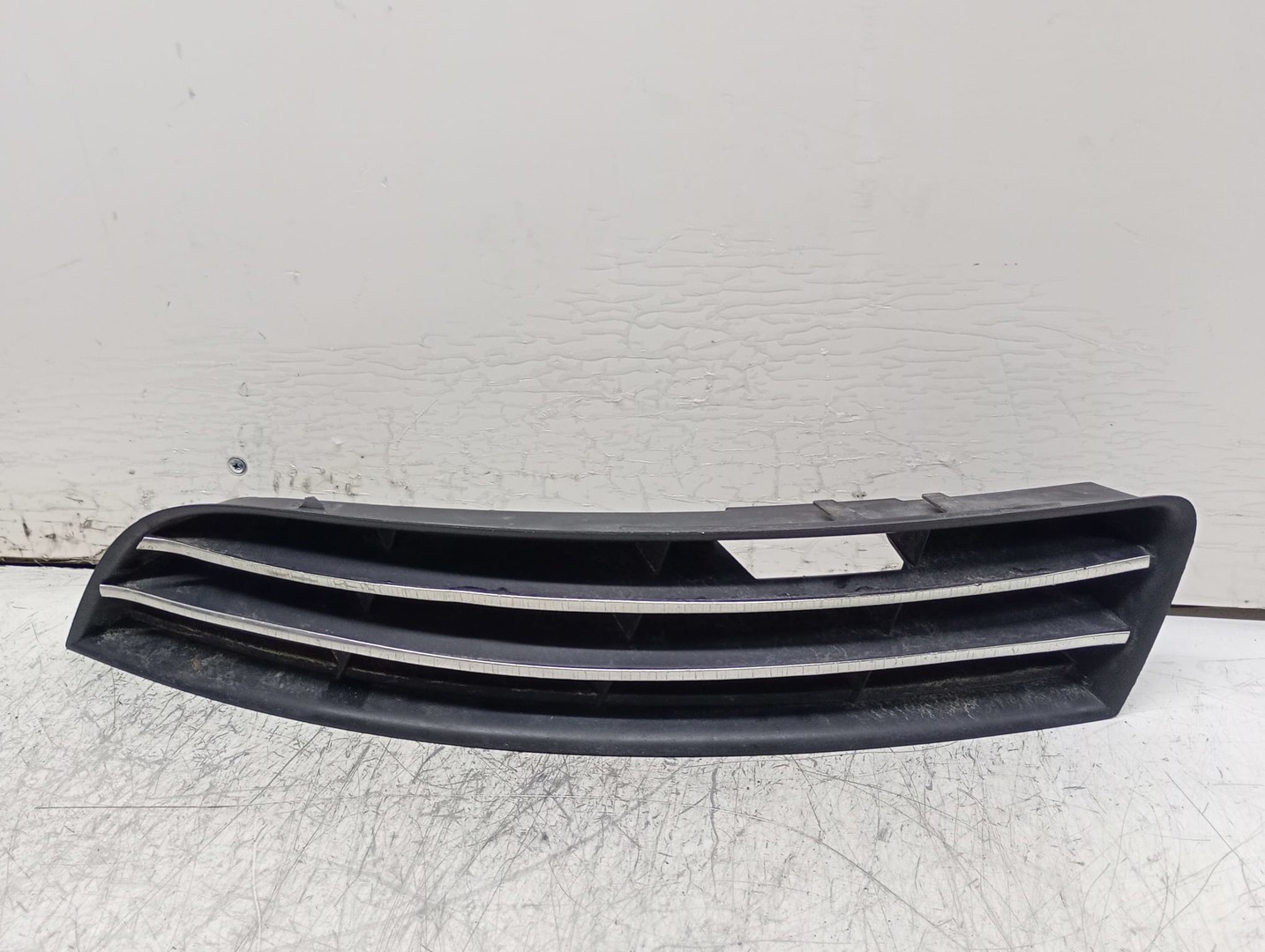 Grila bara fata 3C0853665 Volkswagen Passat B6 (2005 - 2010)