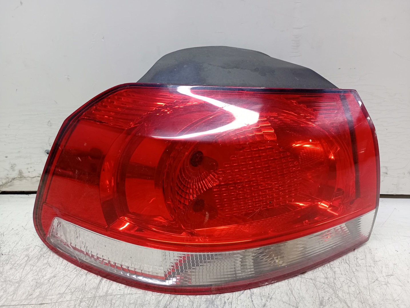 Stop stanga 5K0945095E Cu defect Volkswagen Golf 6 (2008 - 2015)