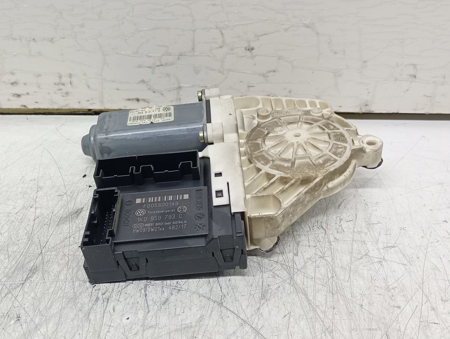 Motoras geam stanga fata 1k0359701E Volkswagen Golf 5 (2003 - 2009)