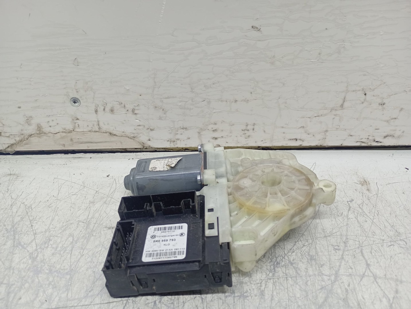 Motoras geam stanga fata 5K0959793 Volkswagen Golf 6 (2008 - 2015)