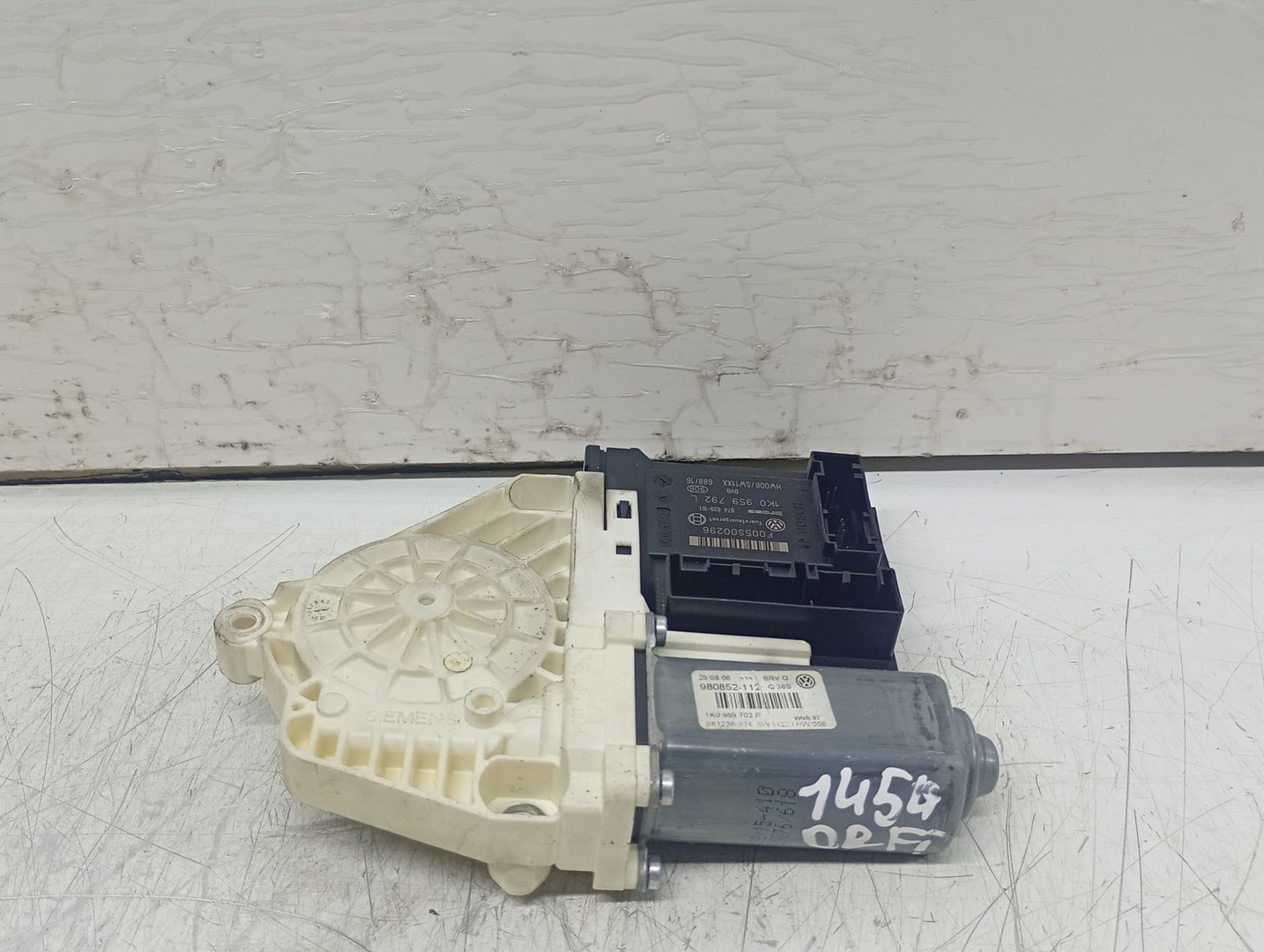 Motoras geam dreapta fata 1k0959702P Volkswagen Passat B6 (2005 - 2010)
