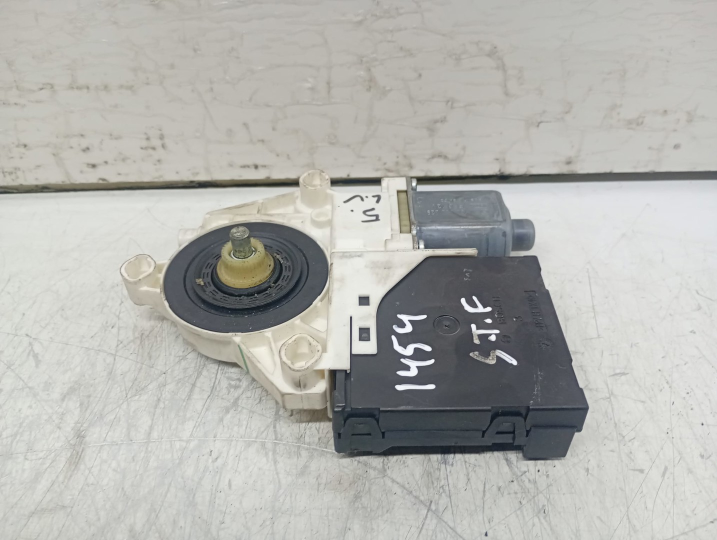 Motoras geam stanga fata 1k0959701P Volkswagen Passat B6 (2005 - 2010)