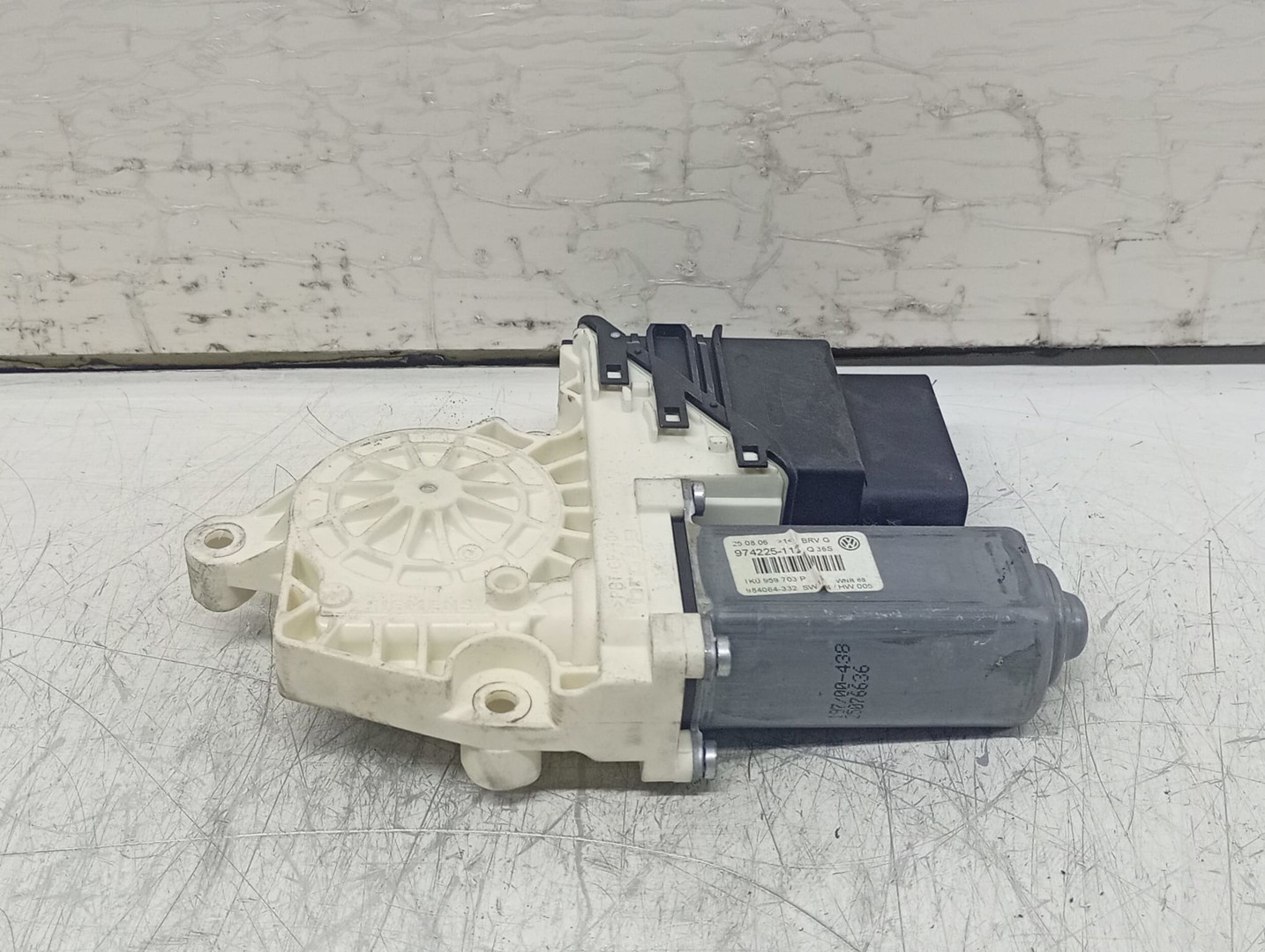 Motoras geam stanga spate 1k0959703P Volkswagen Passat B6 (2005 - 2010)