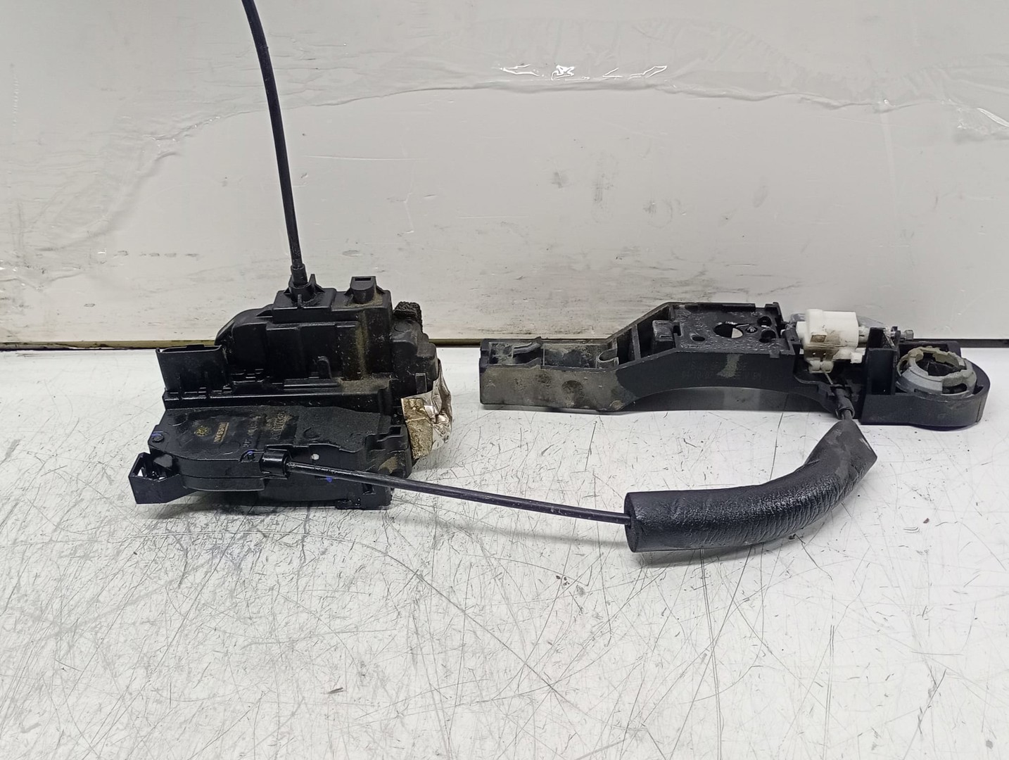 Broasca stanga spate 825010003R Renault Laguna 3 (2007 - 2011)