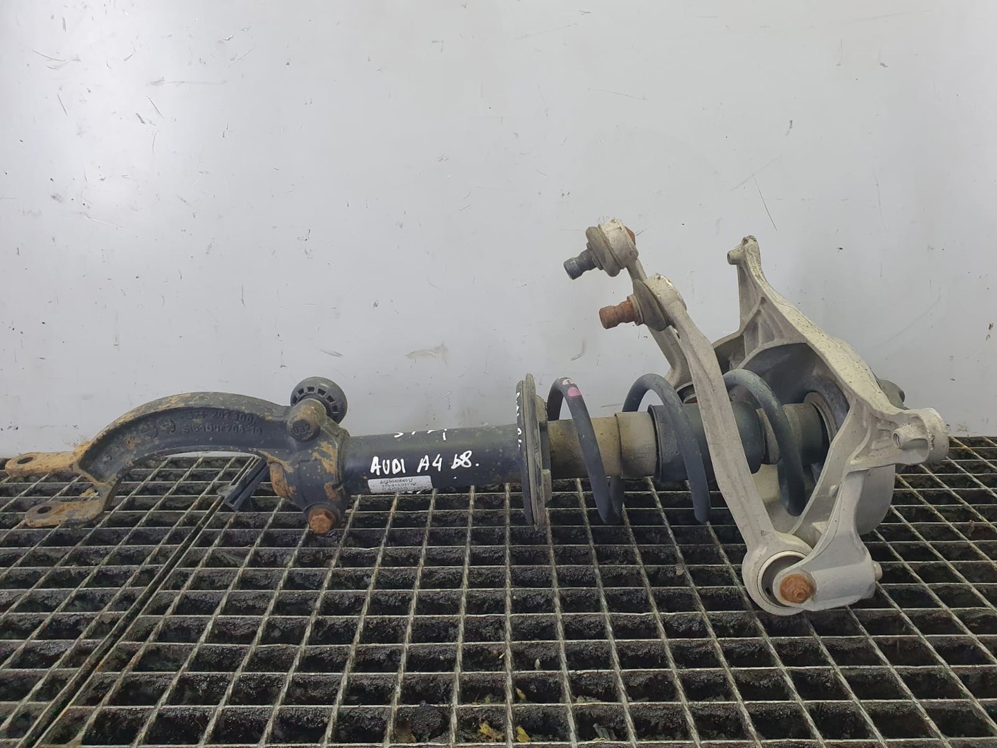 Amortizor cu arc stanga fata 8t0413031af Audi A4 B8/8K (2007 - 2011)