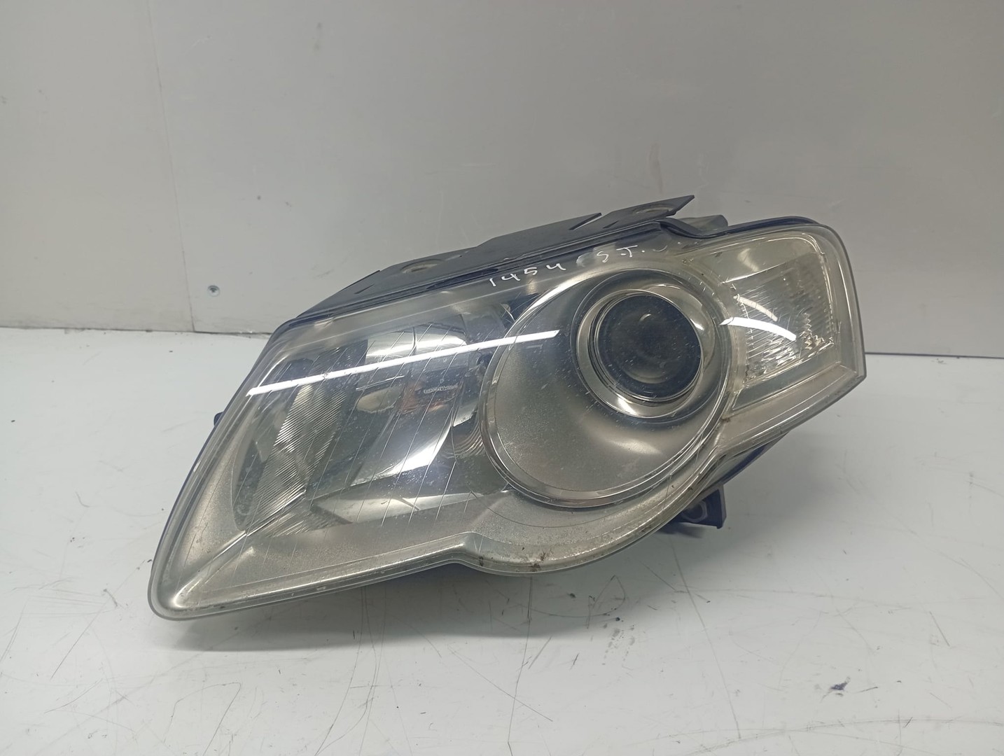 Far stanga 3c0941005q Volkswagen Passat B6 (2005 - 2010)
