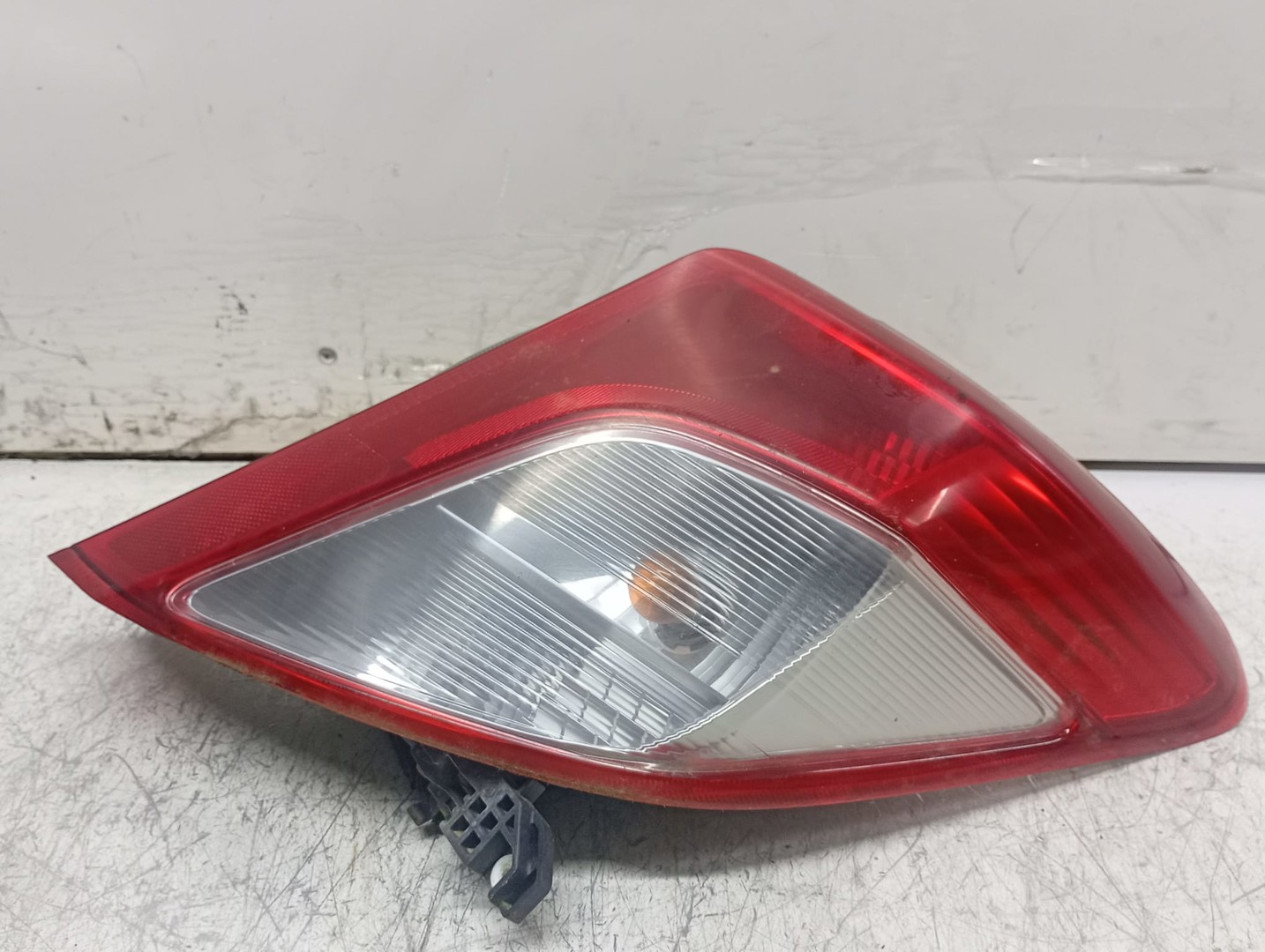 Stop stanga E115601 Toyota Yaris XP130 (2011 - 2014)