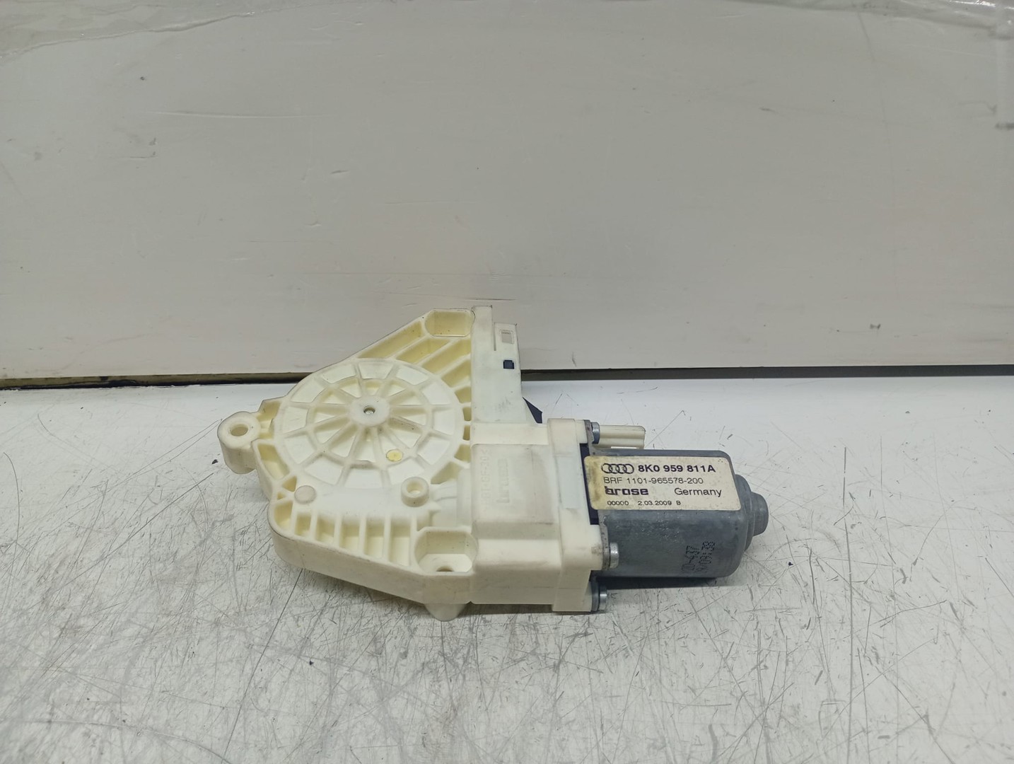 Motoras geam stanga spate 8K0959811A Audi A4 B8/8K (2007 - 2011)