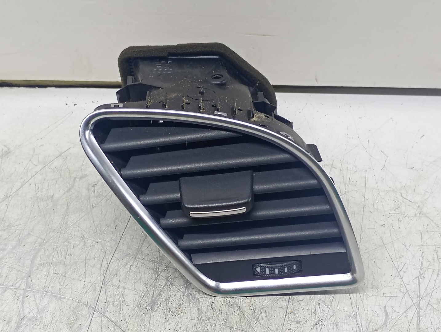 Grila ventilatie bord 8T1820902C Audi A4 B8/8K (2007 - 2011)