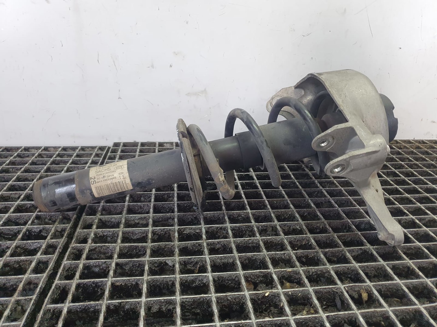 Amortizor cu arc dreapta fata 8t0413031af Audi A4 B8/8K (2007 - 2011)